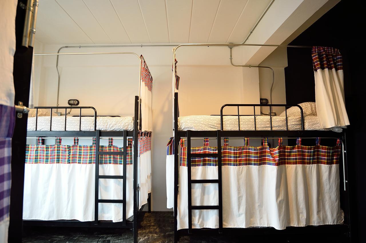 Allsum Hostel فرا ناخون سي أيوتثايا الغرفة الصورة